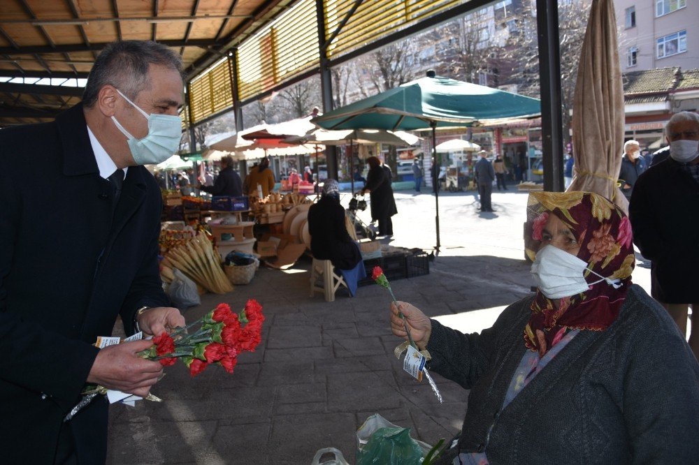 Ak Parti, 8 Mart’ı Karanfil Ve Maskeyle Kutladı