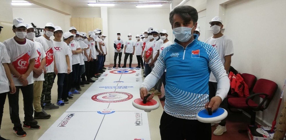 Devlet Korumasındaki Afganlı Çocukların Floor Curling Heyecanı