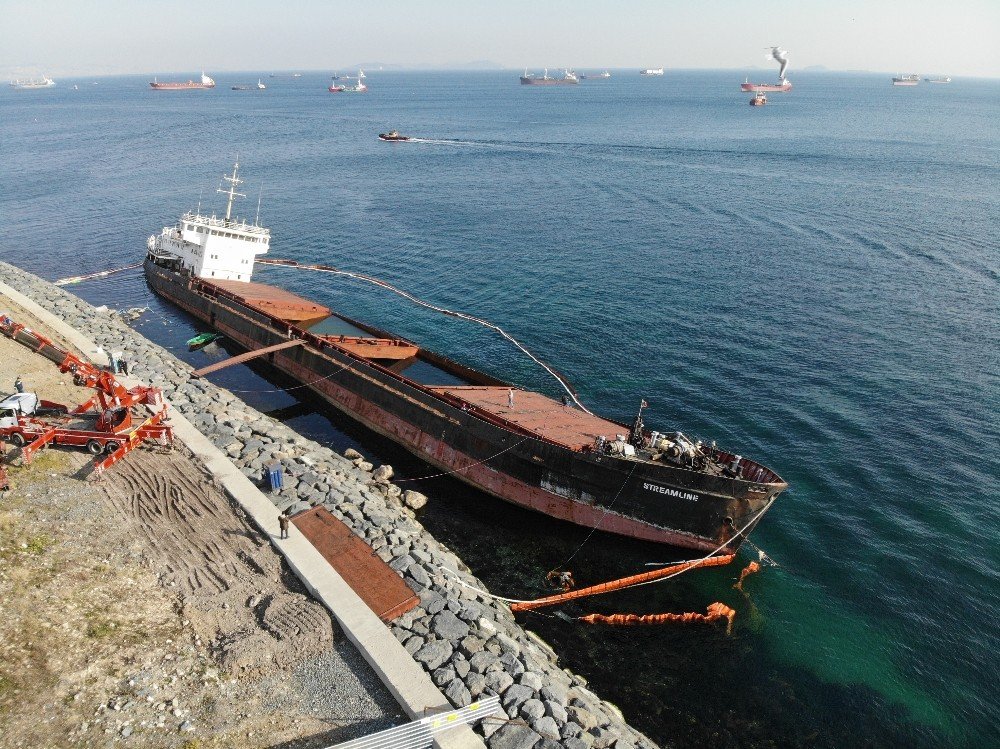 Zeytinburnu’nda Kıyıya Vuran Gemiye Parçalanma İşlemleri Başlatıldı