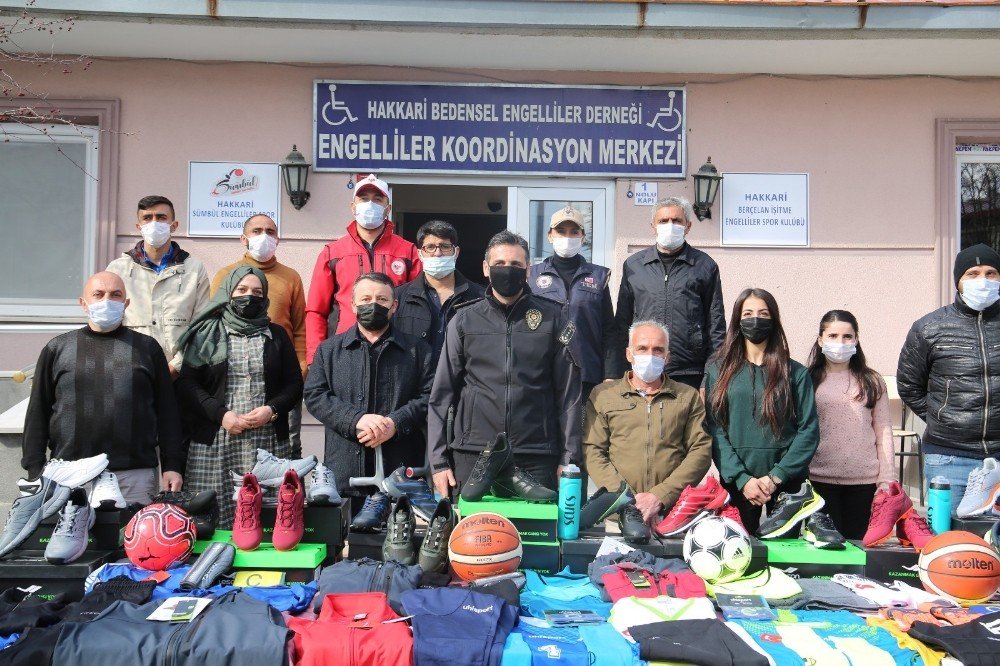 Hakkari Polisinden Engellilere Spor Malzeme Desteği