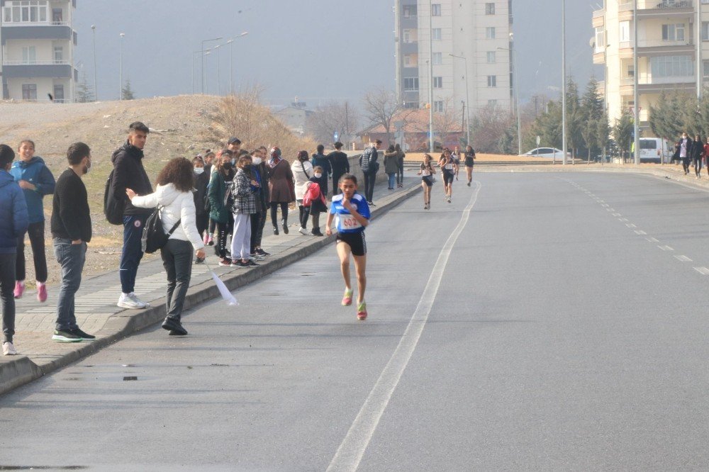 Atletizm Geliştirme Projesi İ̇l Karmaları Kros Yarışları Sona Erdi