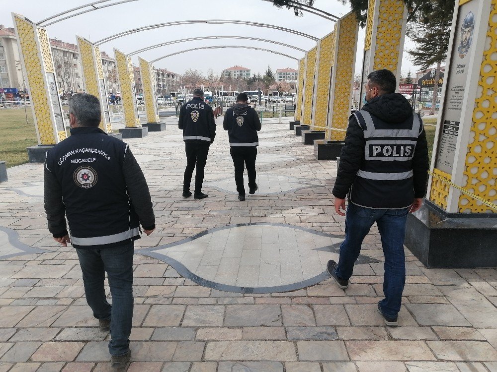 Park Ve Bahçeler Şeritlerle Kapatıldı, Polisler Aralıksız Devriyede