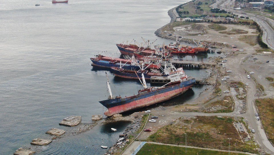 Kartal’da Rıhtıma Bağlı Olan Kuru Yük Gemisi Yan Yattı