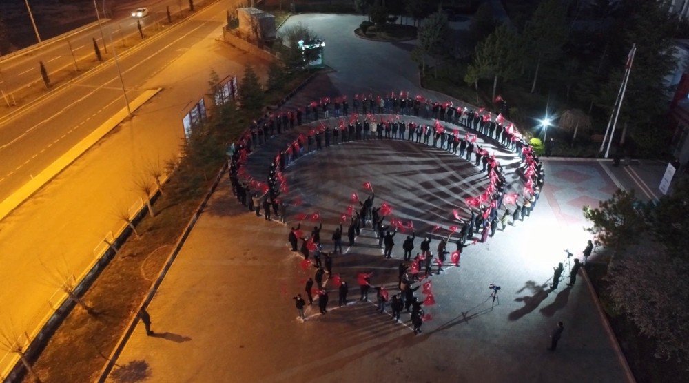 Saatler 19.21’i Gösterdiğinde Ay Yıldız Koreografisiyle İ̇stiklal Marşı Okudular