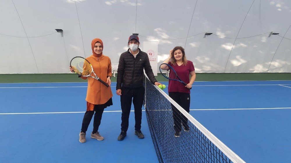 Demirci’de Sağlık Çalışanları Tenis Turnuvasında Buluştu