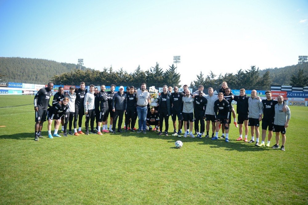 Beşiktaşlı Futbolculardan Sağlık Ekibine Çiçek