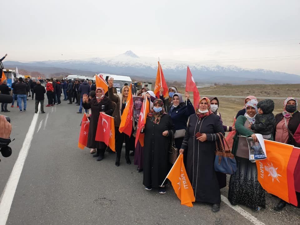 Ak Parti’ye Geçiş Yapan Tuzluca Belediye Başkanı İlçe Girişinde Coşkuyla Karşılandı