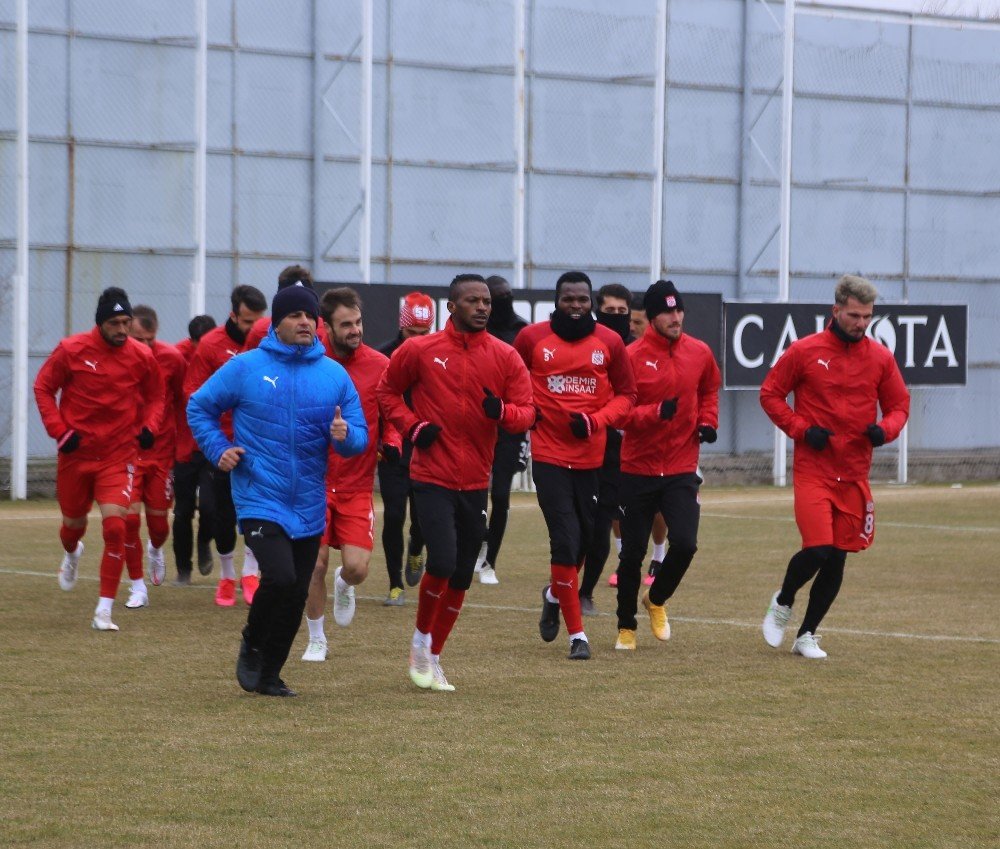 Sivasspor Sağanak Yağmur Altında Çalıştı