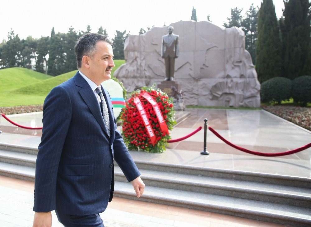 Bakan Pakdemirli, Bakü’de Şehitlikleri Ziyaret Etti