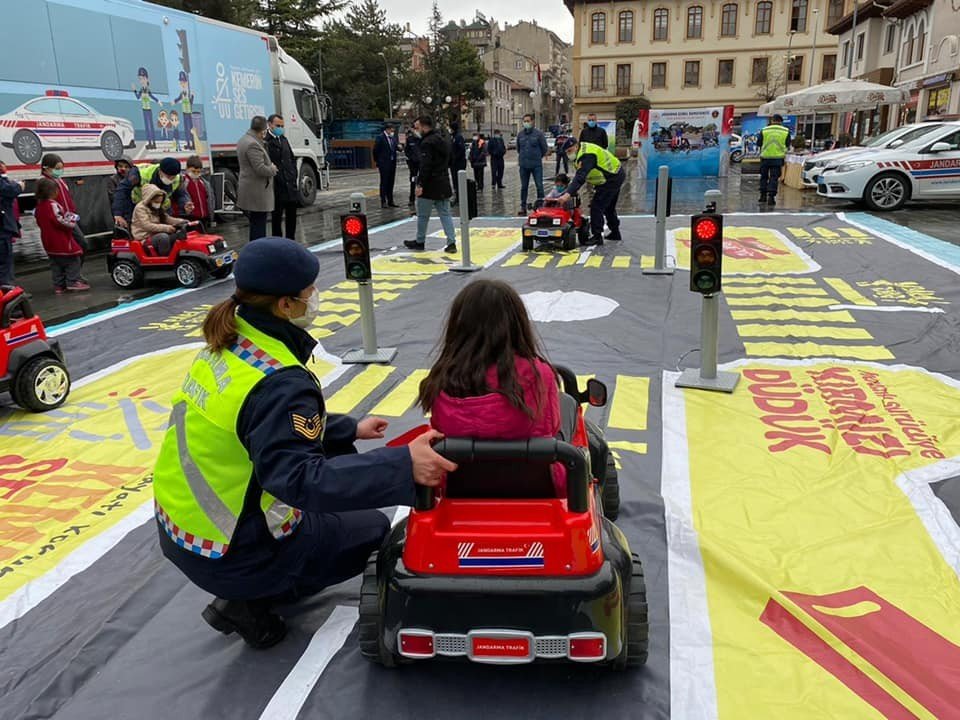 Jandarma Ekiplerince, Çocuklara Uygulamalı Trafik Eğitimi Verildi