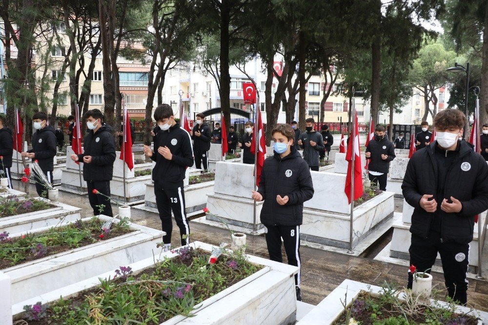 Manisa Fk Akademi’nin Sporcuları Şehitlikte Dua Etti