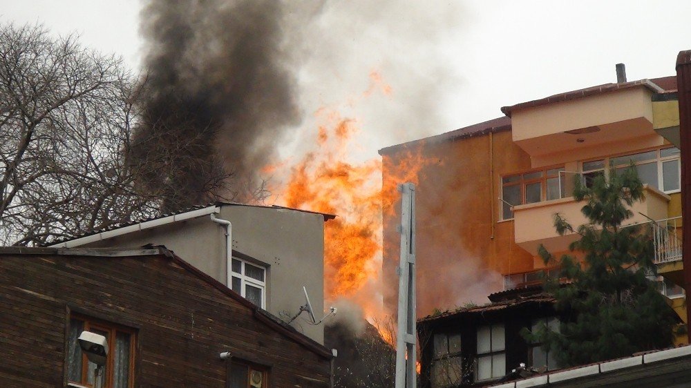 Beyoğlu’nda Ahşap Bina Alev Alev Yandı