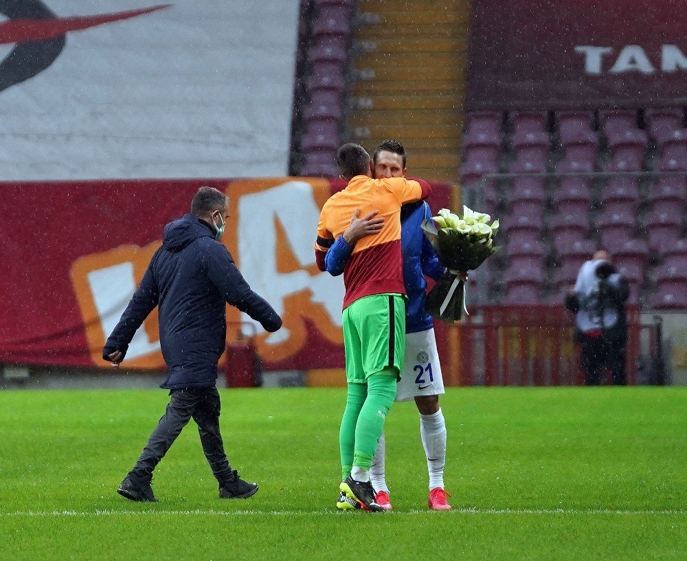 Skoda’dan Muslera’ya Çiçek