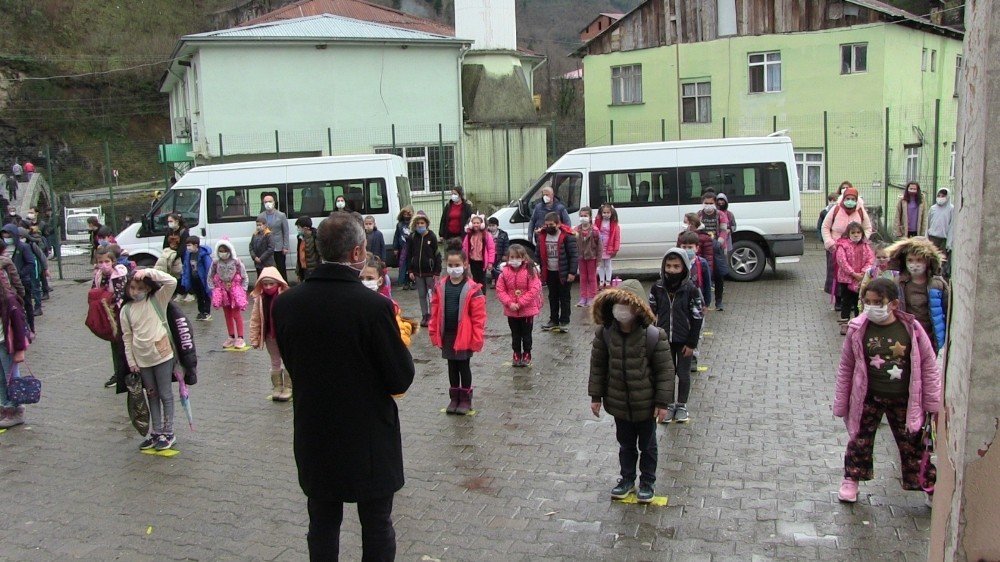 Artvin’i Karadeniz Sahiline Bağlayan Yol Üzerinde Bulunan Demirciler Köyü Sakinleri Çocukları İçin Yola Üst Geçit İstiyor