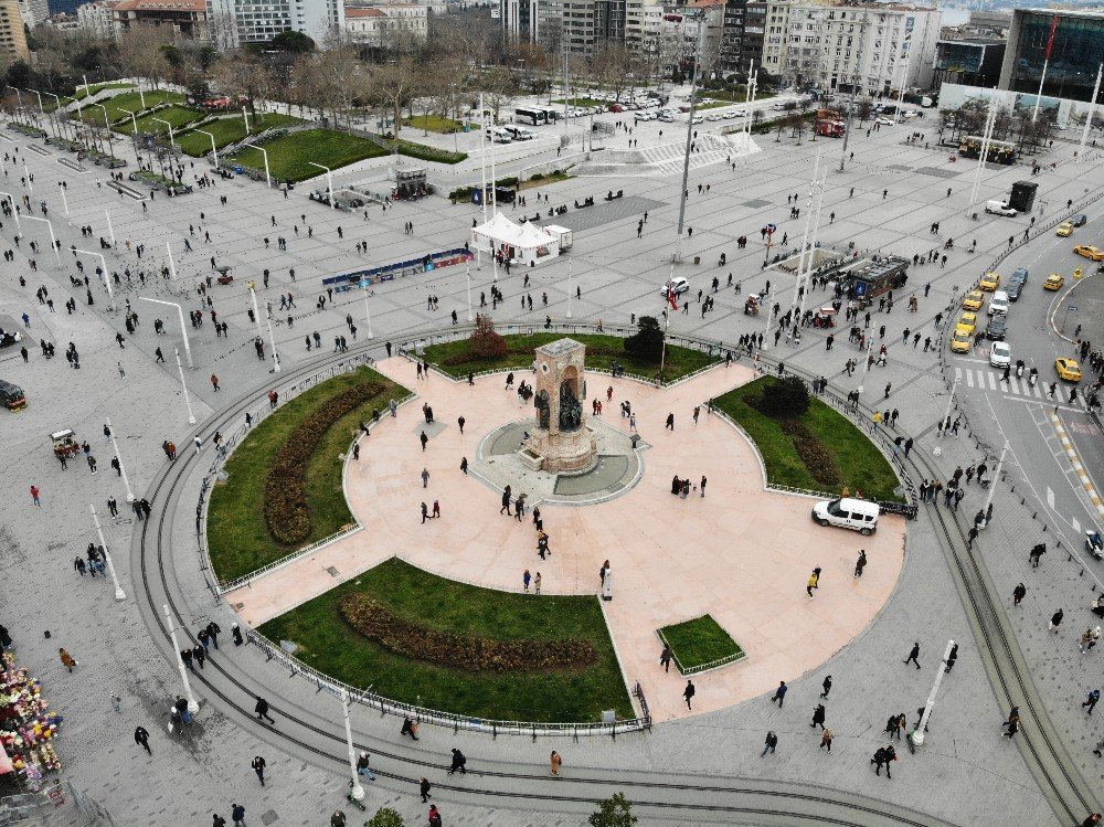 Taksim Ve İ̇stiklal Caddesi’nde Dikkat Çeken Yoğunluk