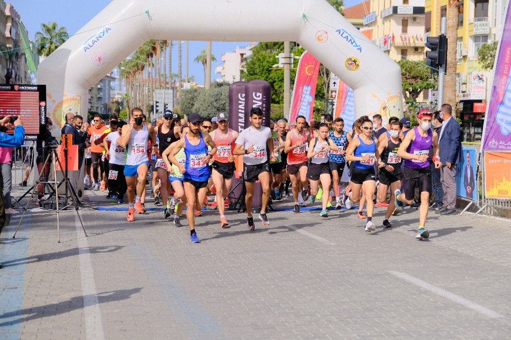 21. Alanya Atatürk Halk Koşusu Ve Yarı Maratonu Yapıldı