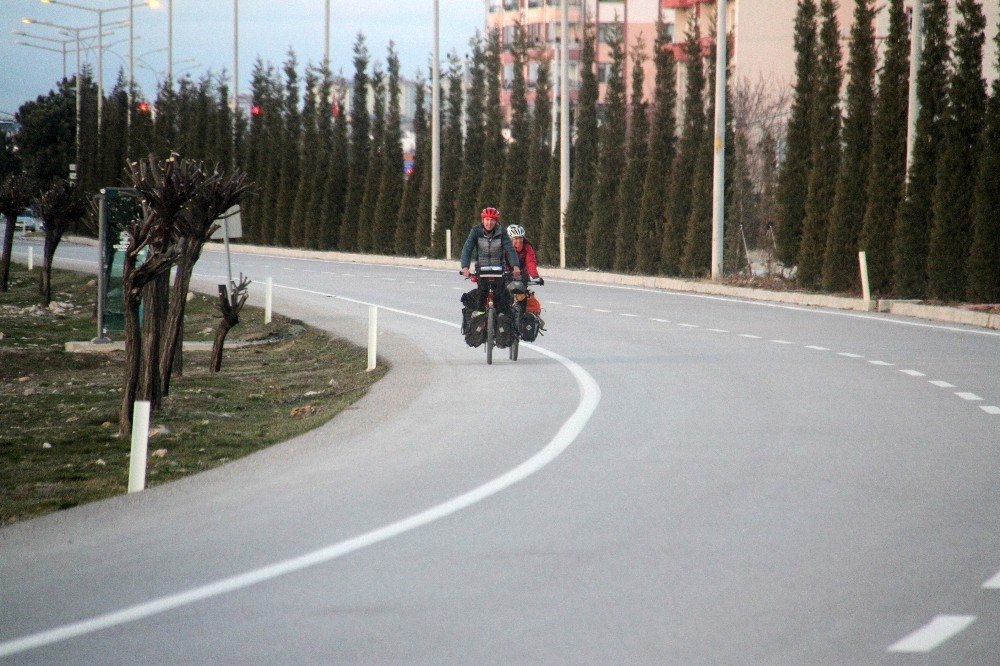 İ̇ngiltere’den Dünya Turuna Çıkan Bisiklet Tutkunu Çift, Pedal Çevirerek Ülke Ülke Geziyor