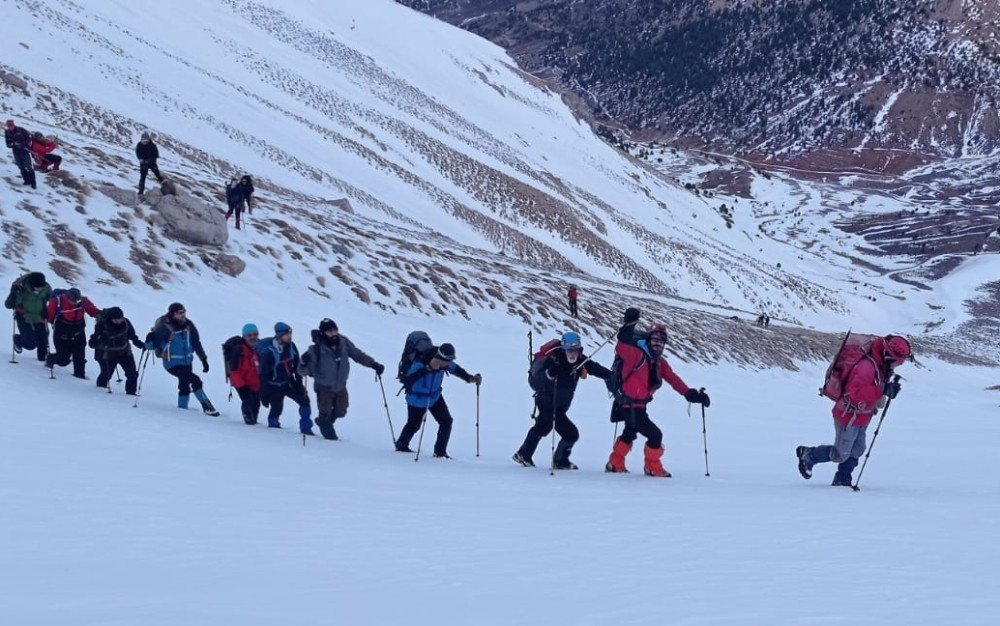 Dağcılardan 7 Saatlik Zirve Tırmanışı