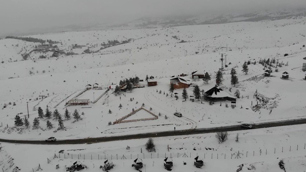 Baharı Beklerken Kış Geri Geldi: Dinek Dağı Beyaz Örtüyle Kaplandı