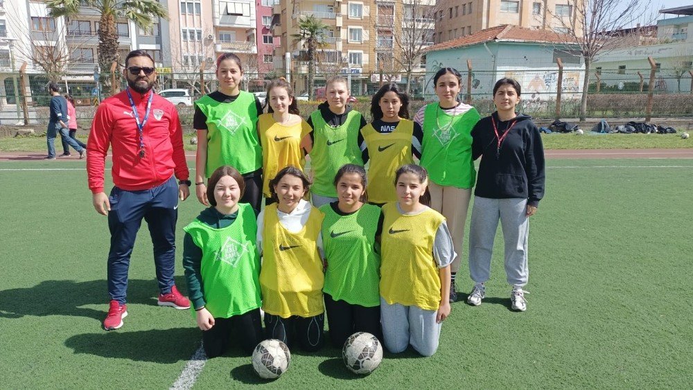 Salihli’de Kız Futbol Takımı Kuruldu