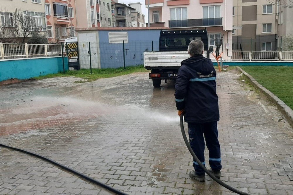 Salgınla Mücadele Kapsamında Okullar Ve Hastaneler Dezenfekte Ediliyor