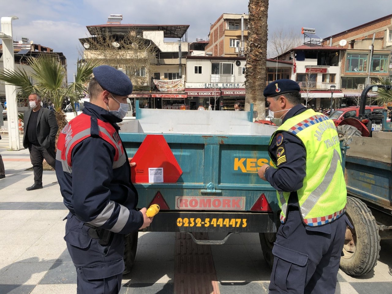 Sarıgöl’de Jandarma Traktör Sürücülerini Bilgilendirdi