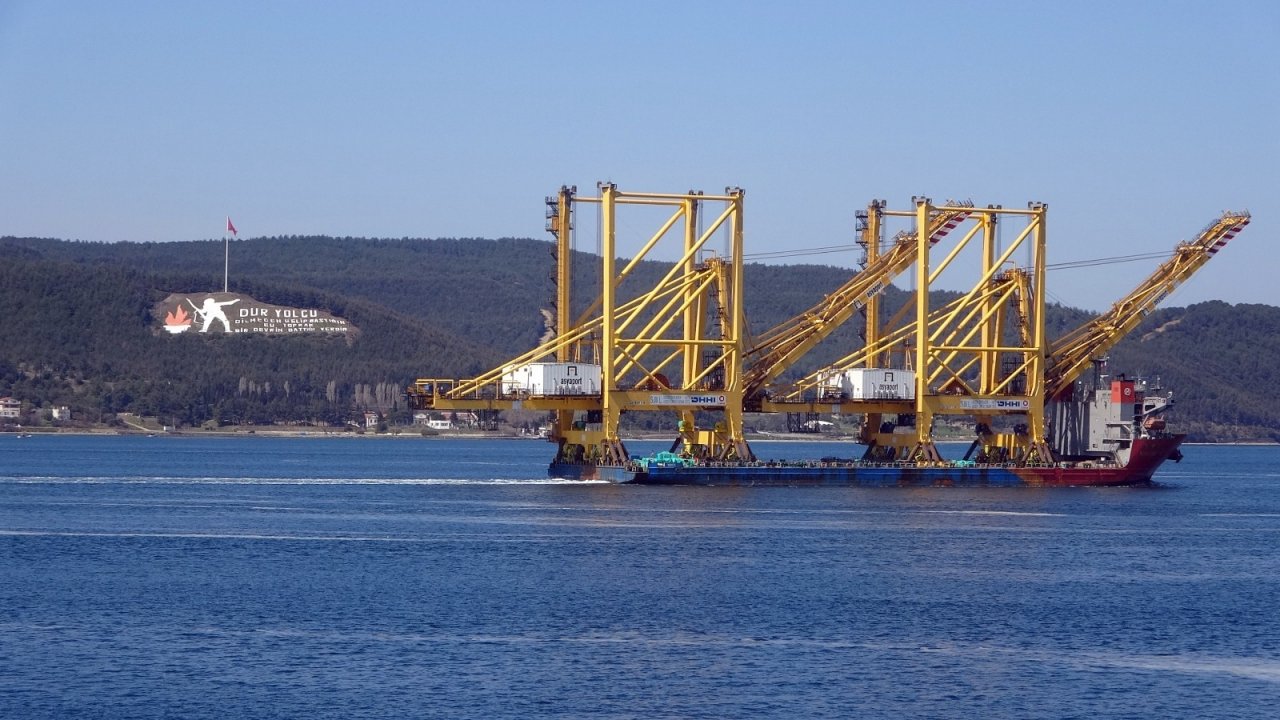 Liman Vinci Taşıyan Gemi Çanakkale Boğazı’ndan Geçti