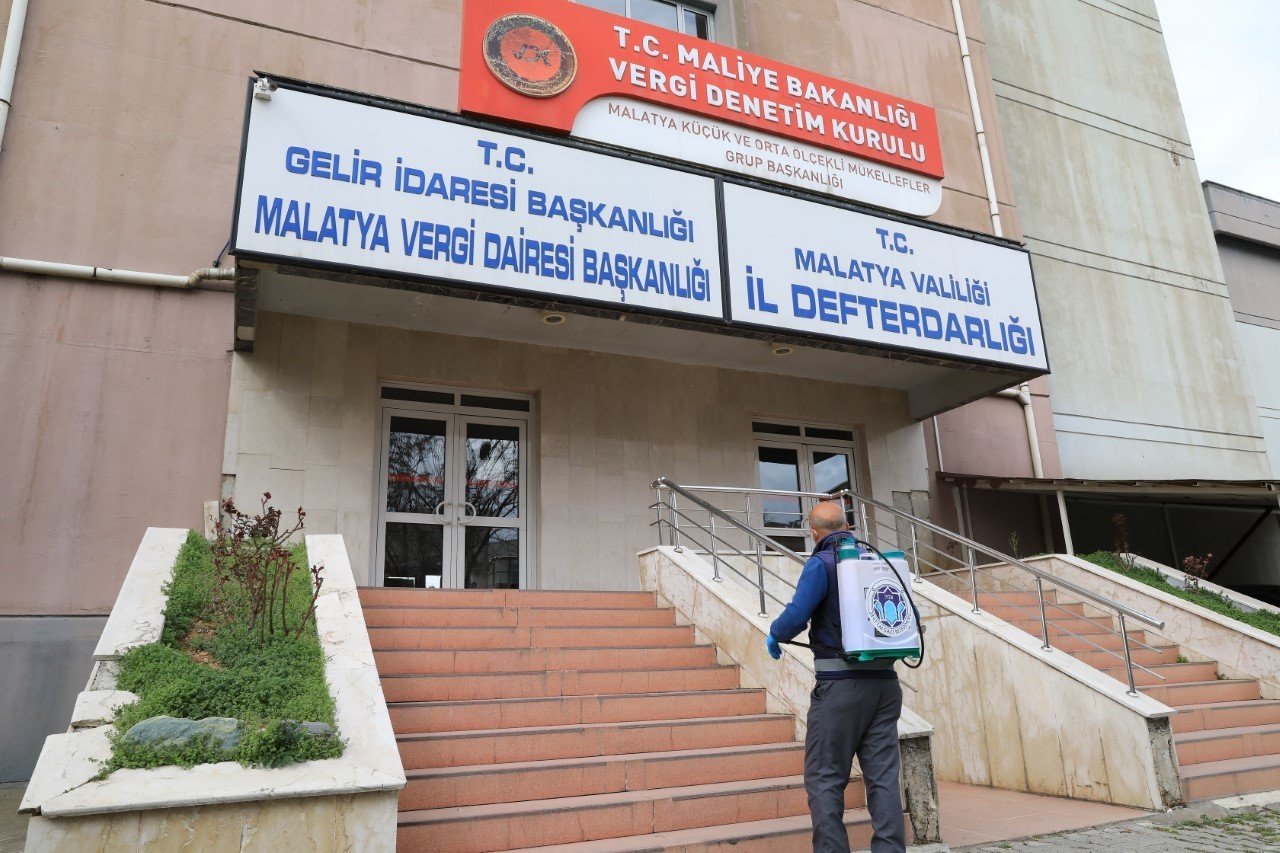 Battalgazi’de Köşe Bucak Dezenfekte Ediliyor