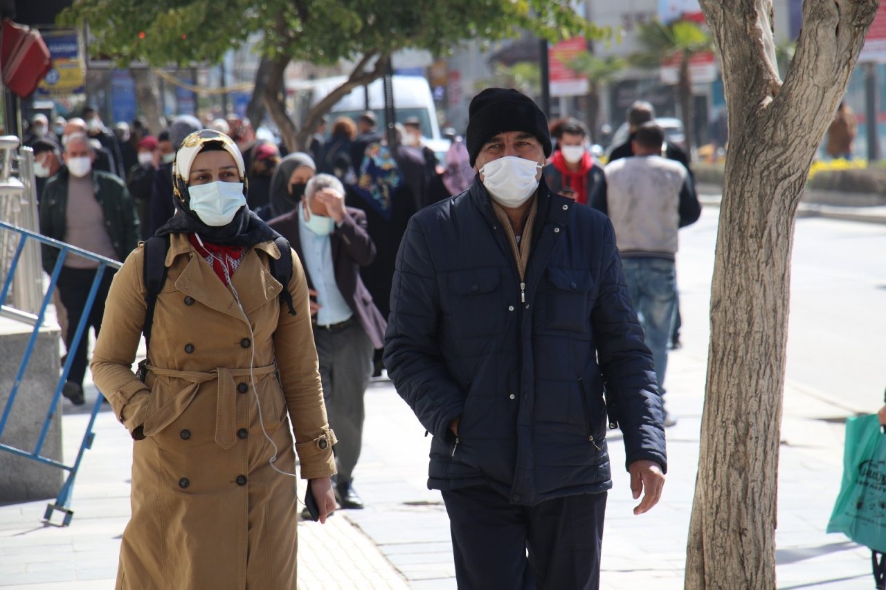 Kırmızıya Dönen Elazığ’da Vatandaşlar Birbirini Uyardı