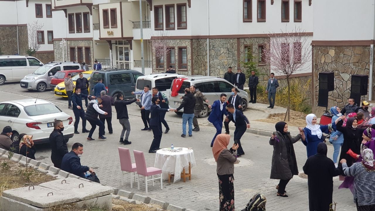 İ̇zinli Kına Eğlencesinde Sosyal Mesafe Ve Maske Kuralları İhlal Edildi