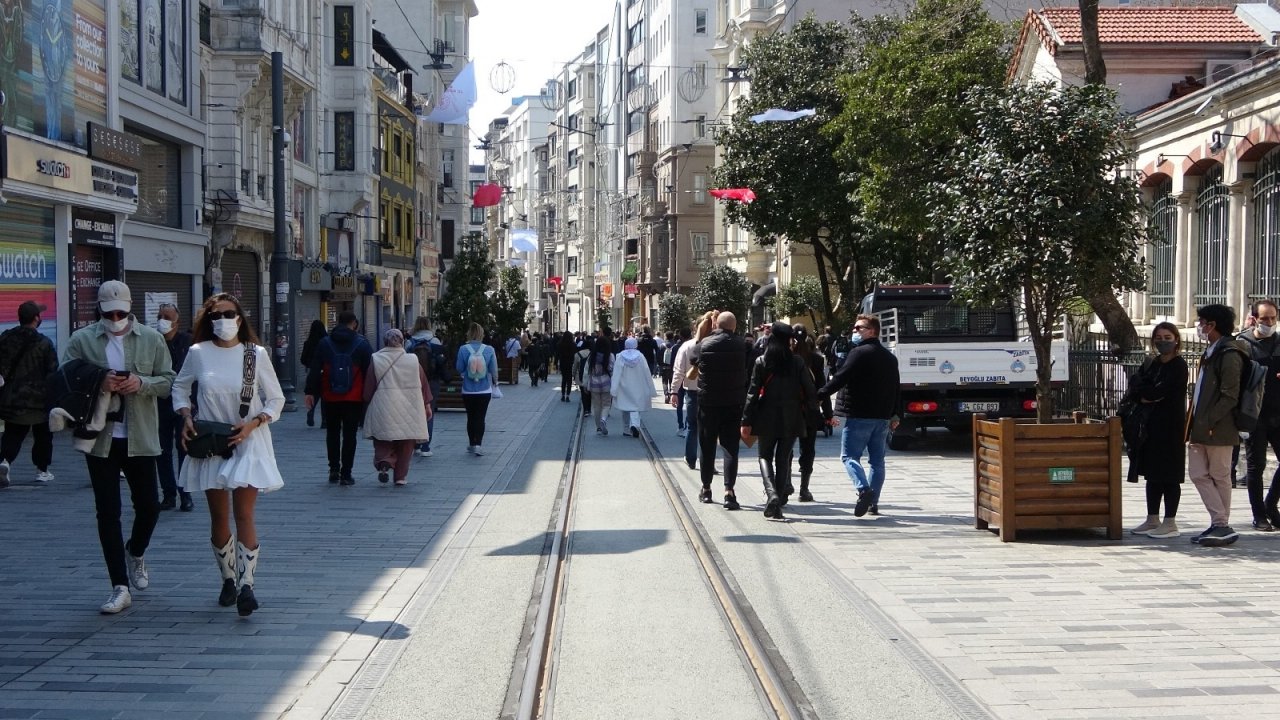 İ̇stiklal Caddesi’ndeki Kalabalık Kısıtlama Sonrası Yine Aynı