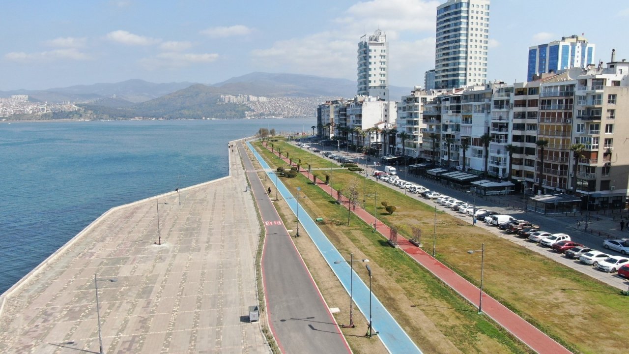 Kırmızıya Dönen İ̇zmir’de Cumartesi Günü Yine Sokaklar Boşaldı