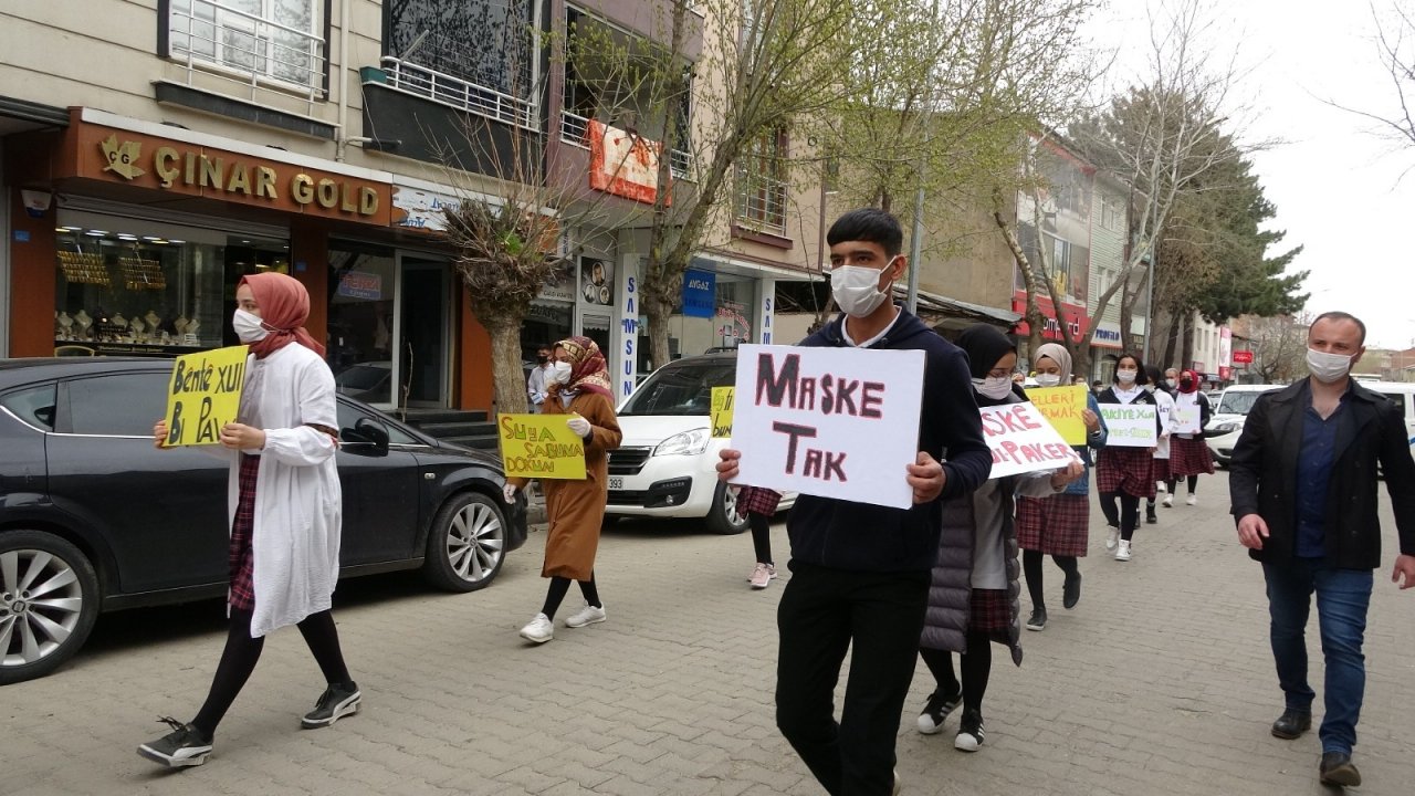 Öğrenciler Covid-19’a Dikkat Çekmek İçin Yürüdü