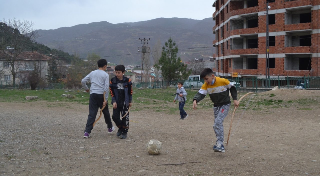 Ağaç Dallarından Yaptıkları Ok Ve Yayla Türk Okçularına Özendiler