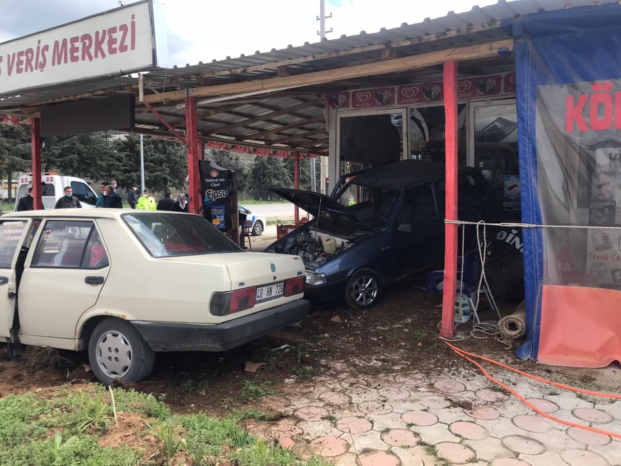 Lastiği Patlayan Araç Önce Başka Araca Çarptı, Ardından Markete Girdi