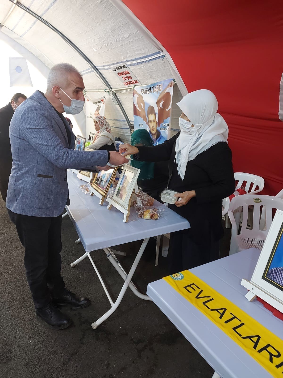 Evlat Nöbeti Tutan Diyarbakır Annelerine ’çekme Helva’ İkramı