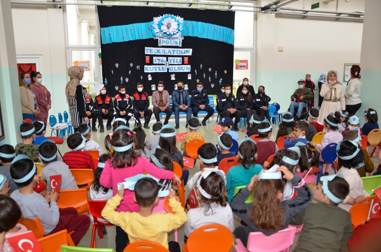 Diyarbakır’da Polislerden Minik Öğrencilere Sürpriz