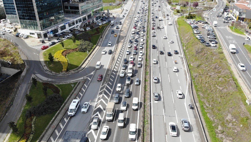 İ̇stanbul’da Kısıtlama Öncesi Trafik Yoğunluğu Erken Başladı