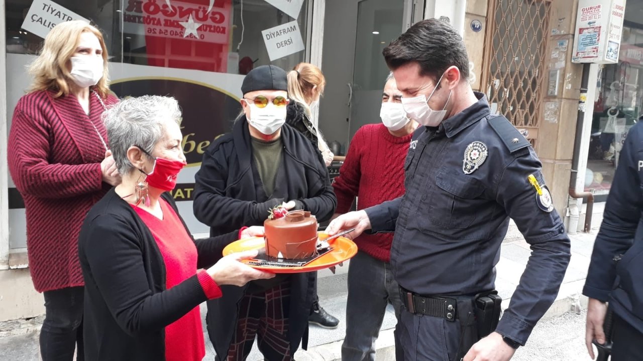 İ̇zmir’de Kadına Şiddet İhbarına Giden Polisler Sürprizle Karşılaştı