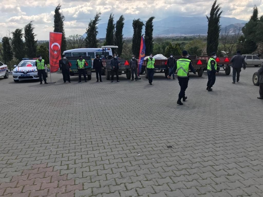 Manisa’da Jandarma Çiftçilere Reflektör Dağıttı