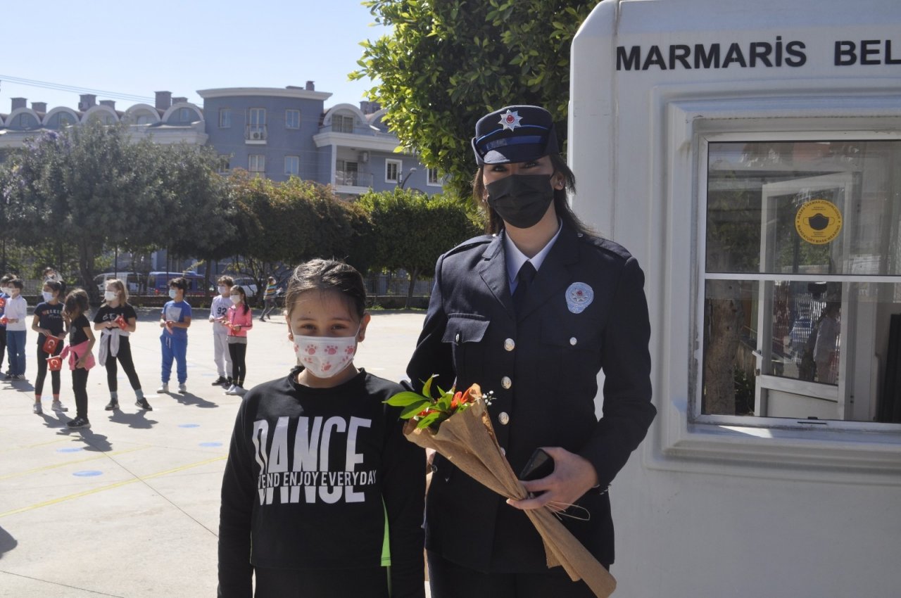 Marmaris’te Polis Ekipleri Öğrencilere Kep Ve Maske Dağıttı