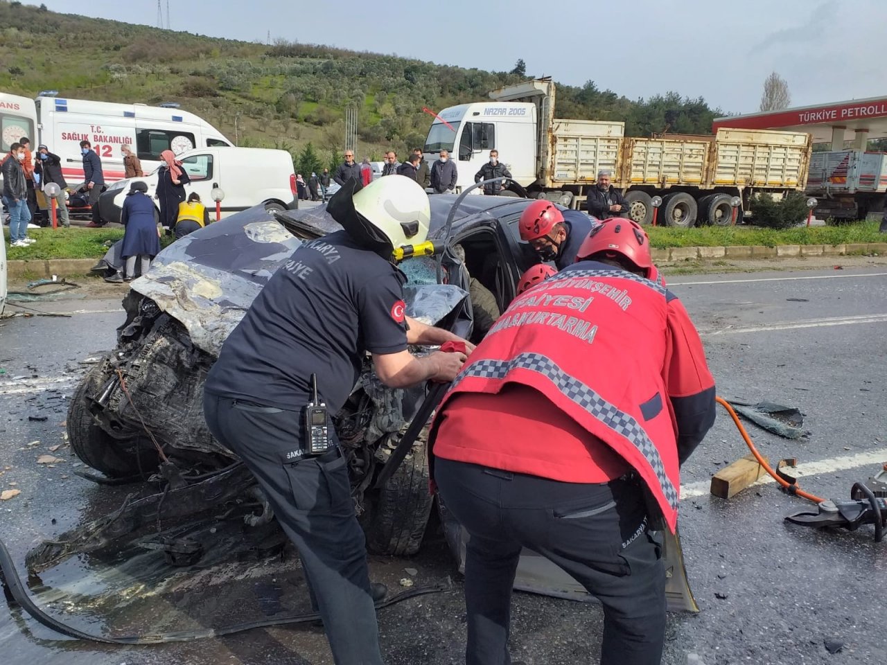 Panelvan İle Otomobil Kafa Kafaya Çarpıştı: 2’si Çocuk 6 Yaralı