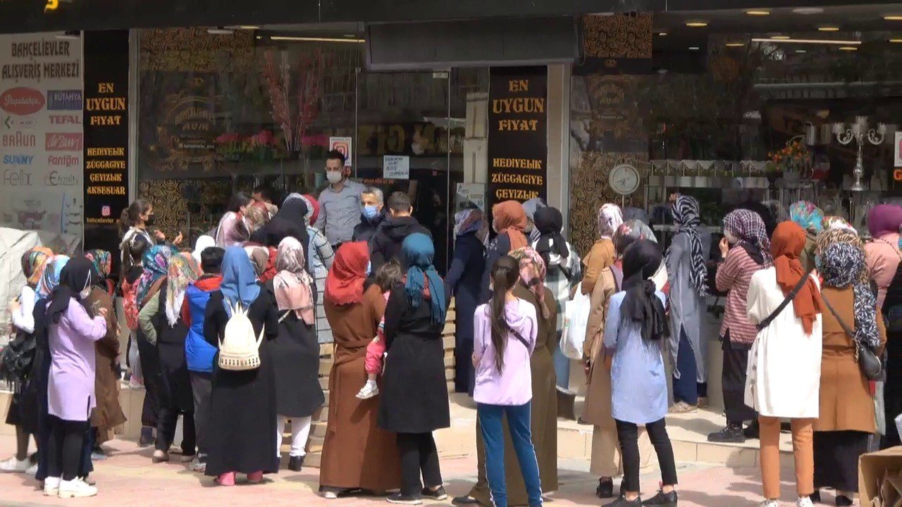 Siirt’te İndirimi Duyanlar Tedbirleri Unutup Mağaza Önünde Kuyruğa Girdi