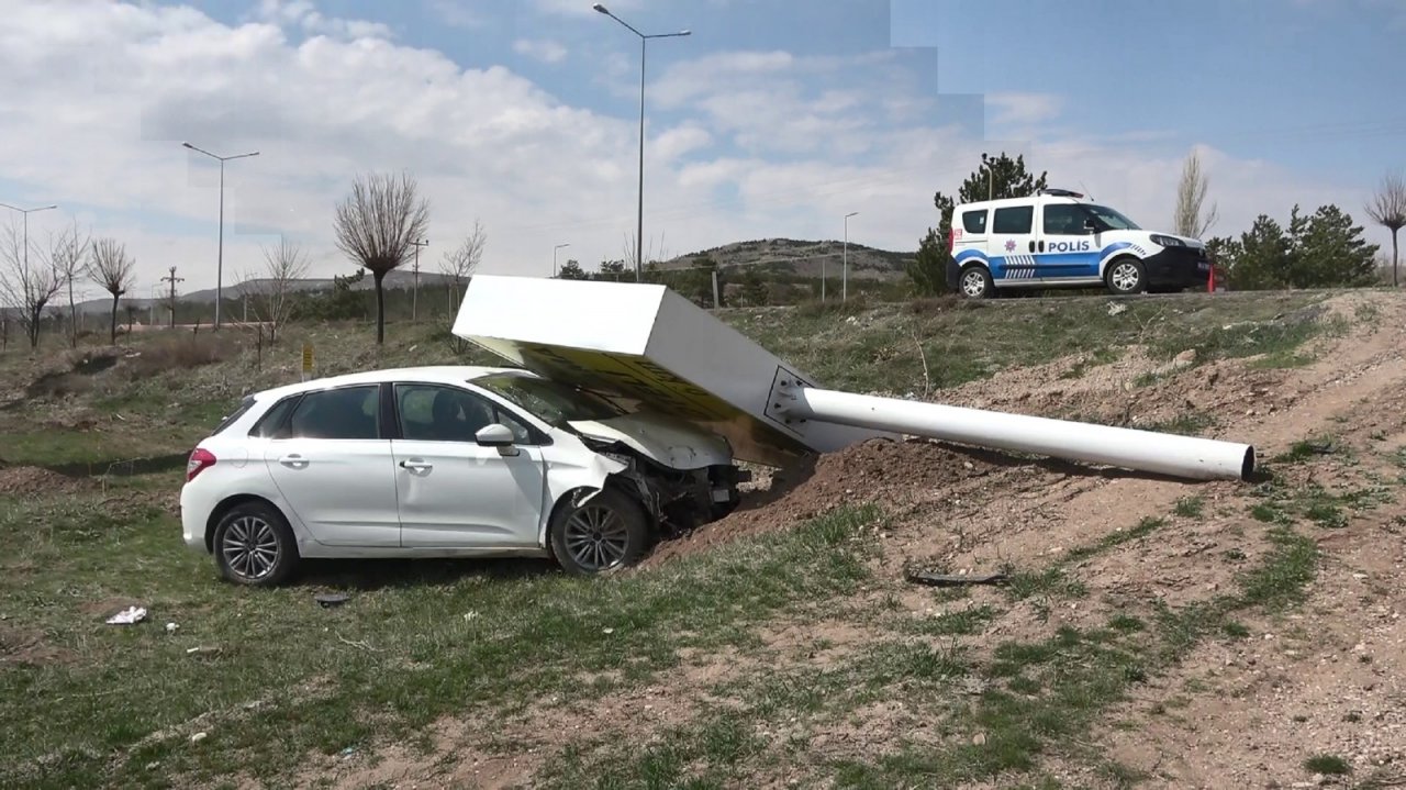 Çarptığı Tabela Otomobilin Üzerine Devrildi: 1 Yaralı