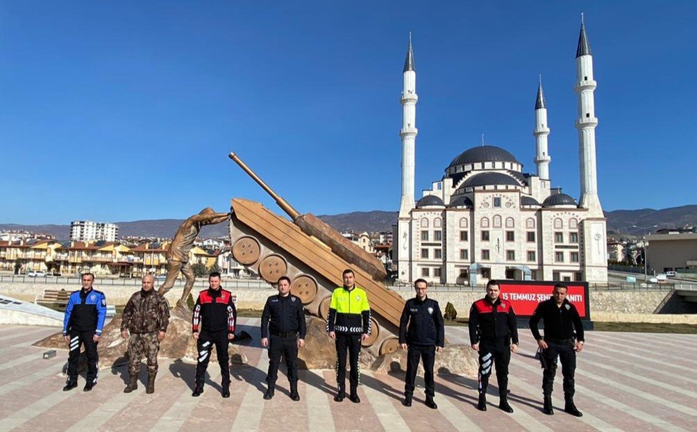 Polisler Kamera Karşısına Geçti, Klip Çekti