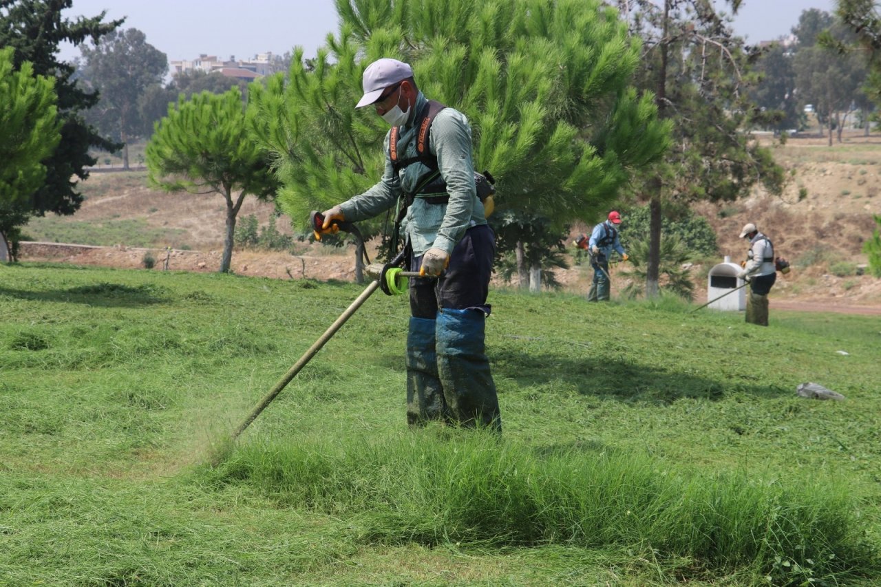 Toroslar’da Park Ve Yeşil Alanlar Bakımdan Geçiriliyor