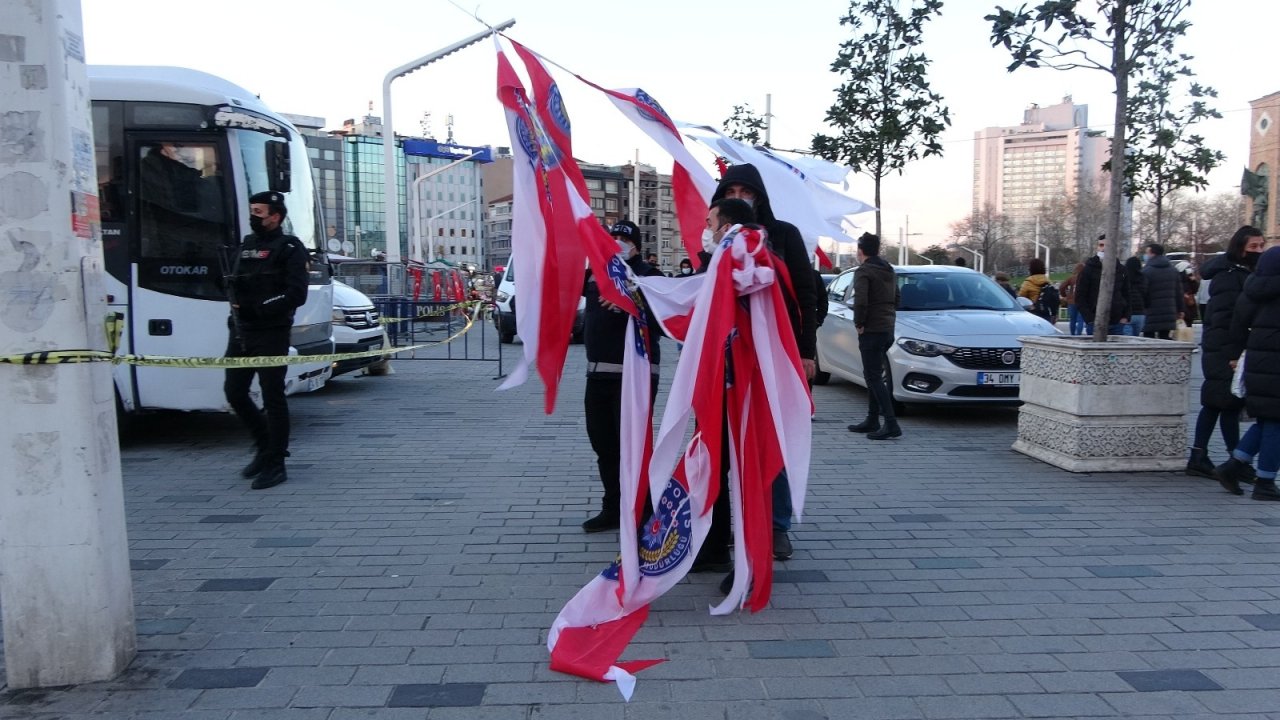 Taksim Meydanı Polis Haftası’nın 176. Kuruluş Yıldönümü İçin Ay-yıldız İle Süslendi