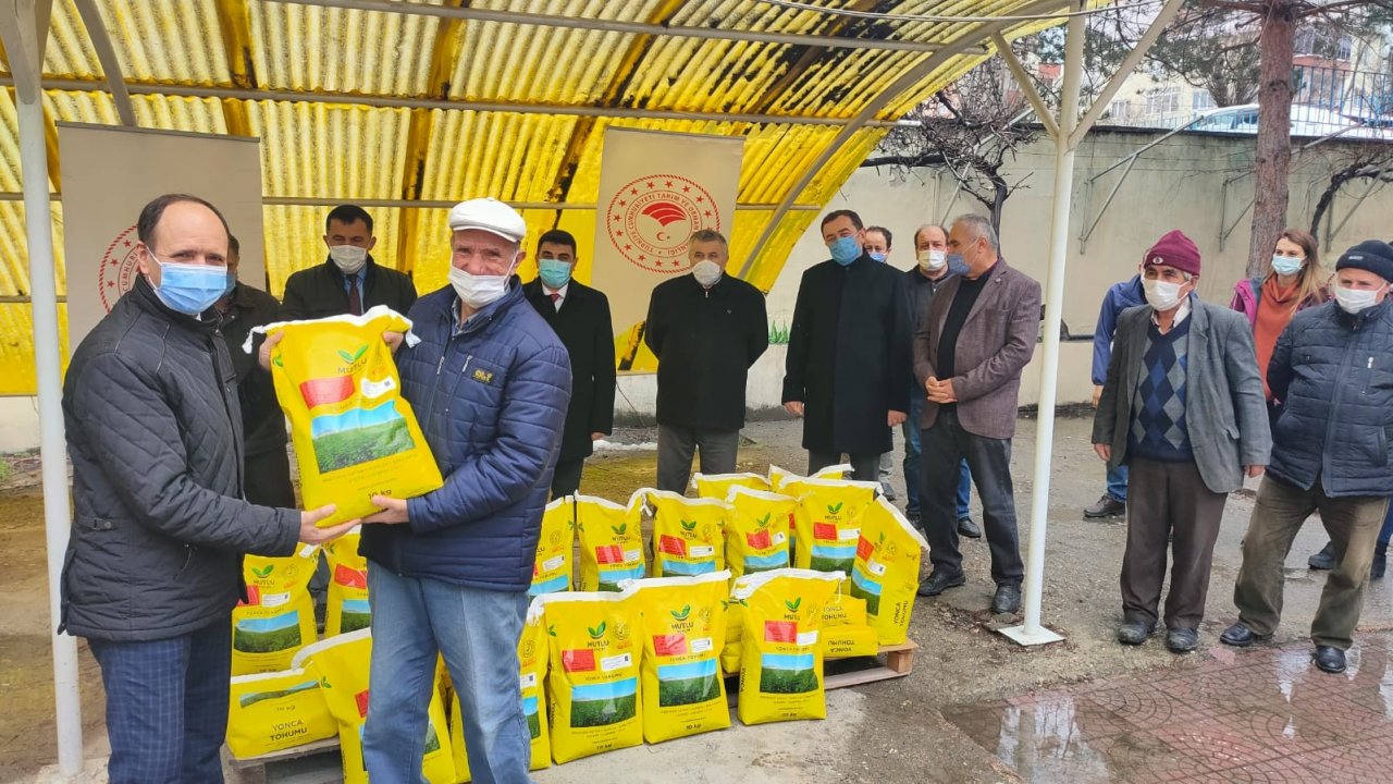 Bozüyük’te Çiftçilere Yonca Tohumu Dağıtıldı