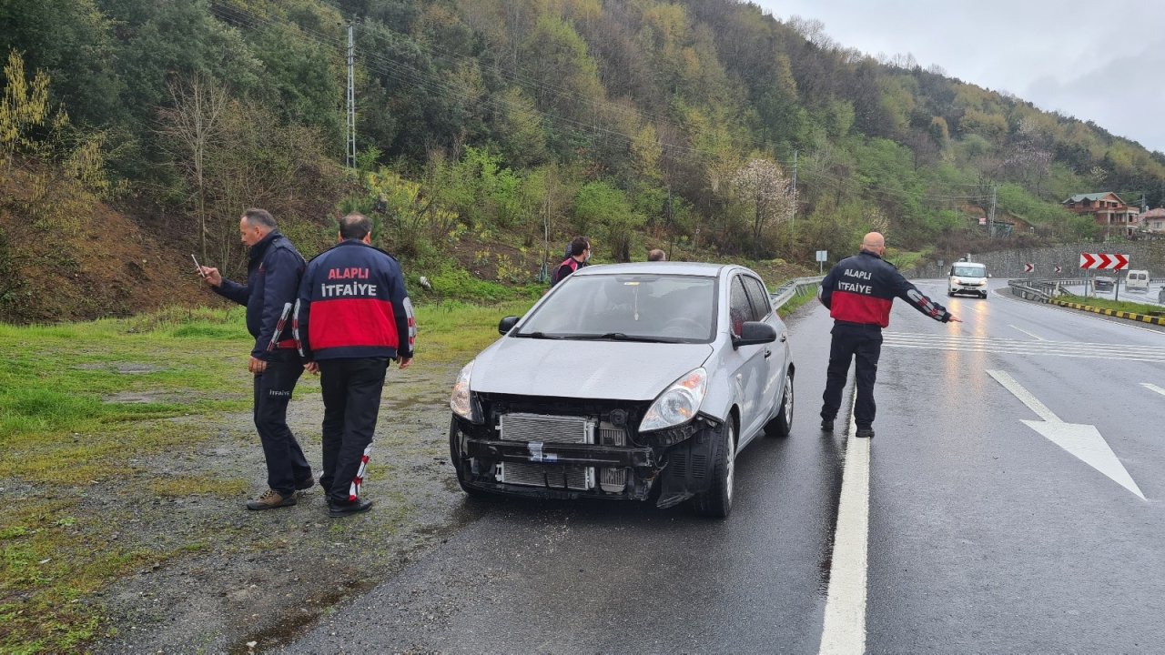 Otomobil Bariyerlere Çarparak Durabildi