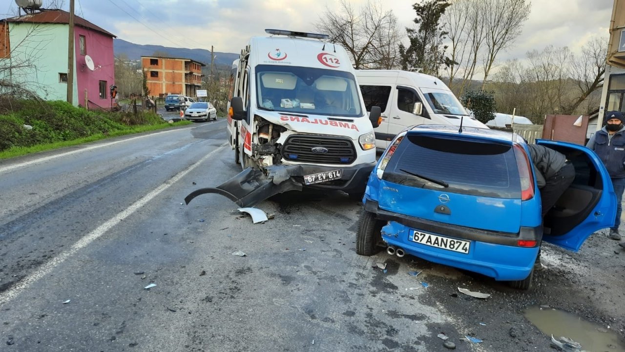 Ambulans İle Otomobil Çarpıştı: 4 Yaralı